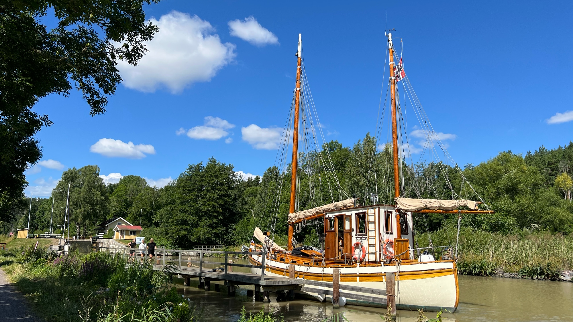 A photo taken near Tegelbruket sluss along Göta kanal.